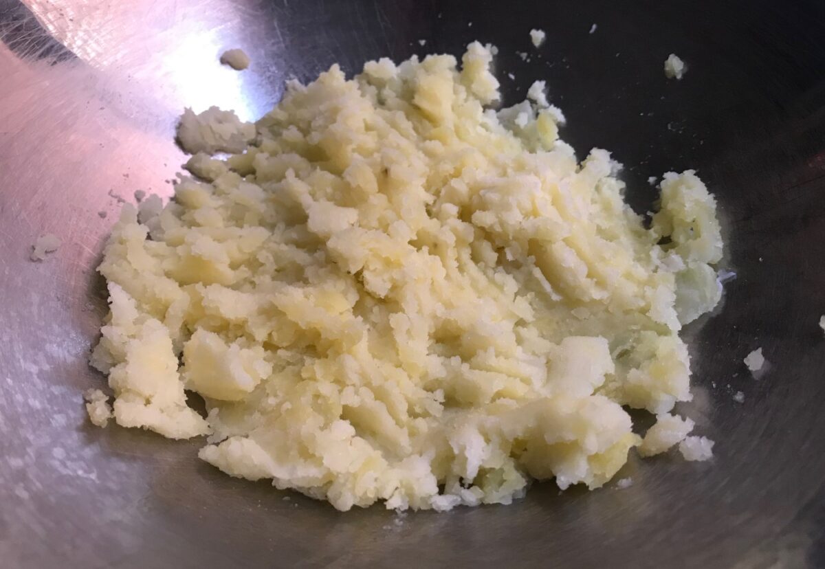 Buñuelos de bacalao y patata esponjosos y crujientes