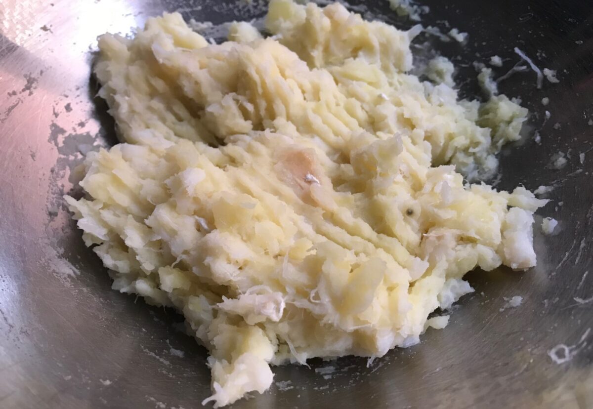 Buñuelos de bacalao y patata esponjosos y crujientes