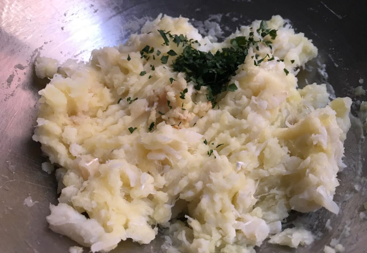 Buñuelos de bacalao y patata esponjosos y crujientes