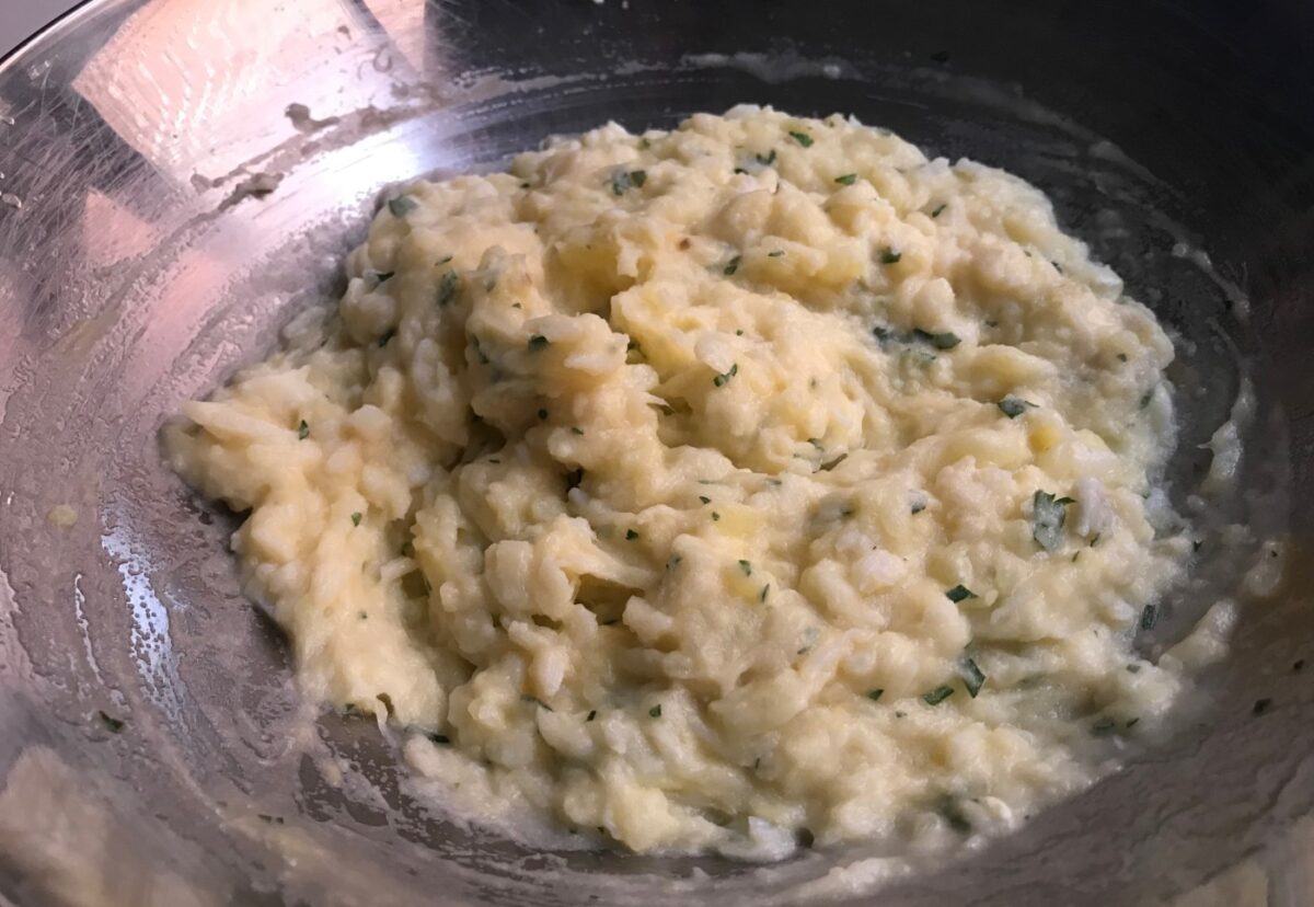 Buñuelos de bacalao y patata esponjosos y crujientes