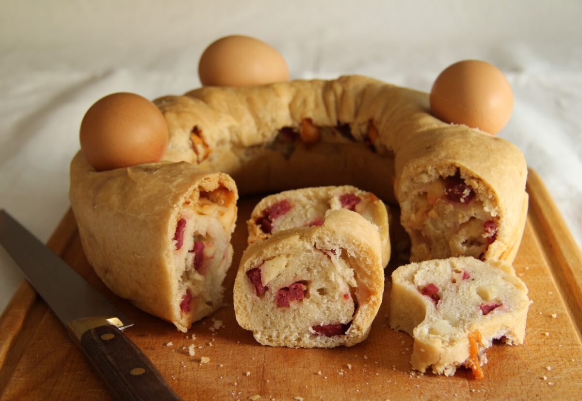 Casatiello napolitano. Postre tradicional italiano de Semana Santa