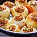 Cebollas rellenas de cordero al horno