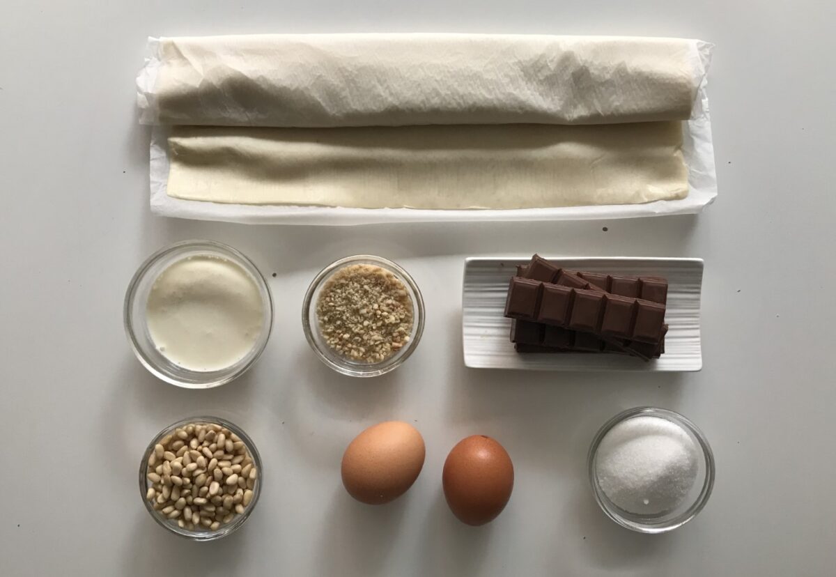 Coca de Llavaneres rellena de chocolate. Postre catalán delicioso