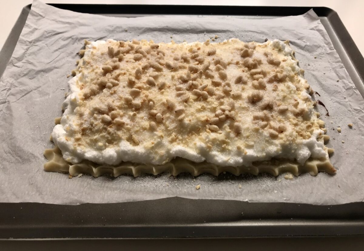 Coca de Llavaneres rellena de chocolate. Postre catalán delicioso