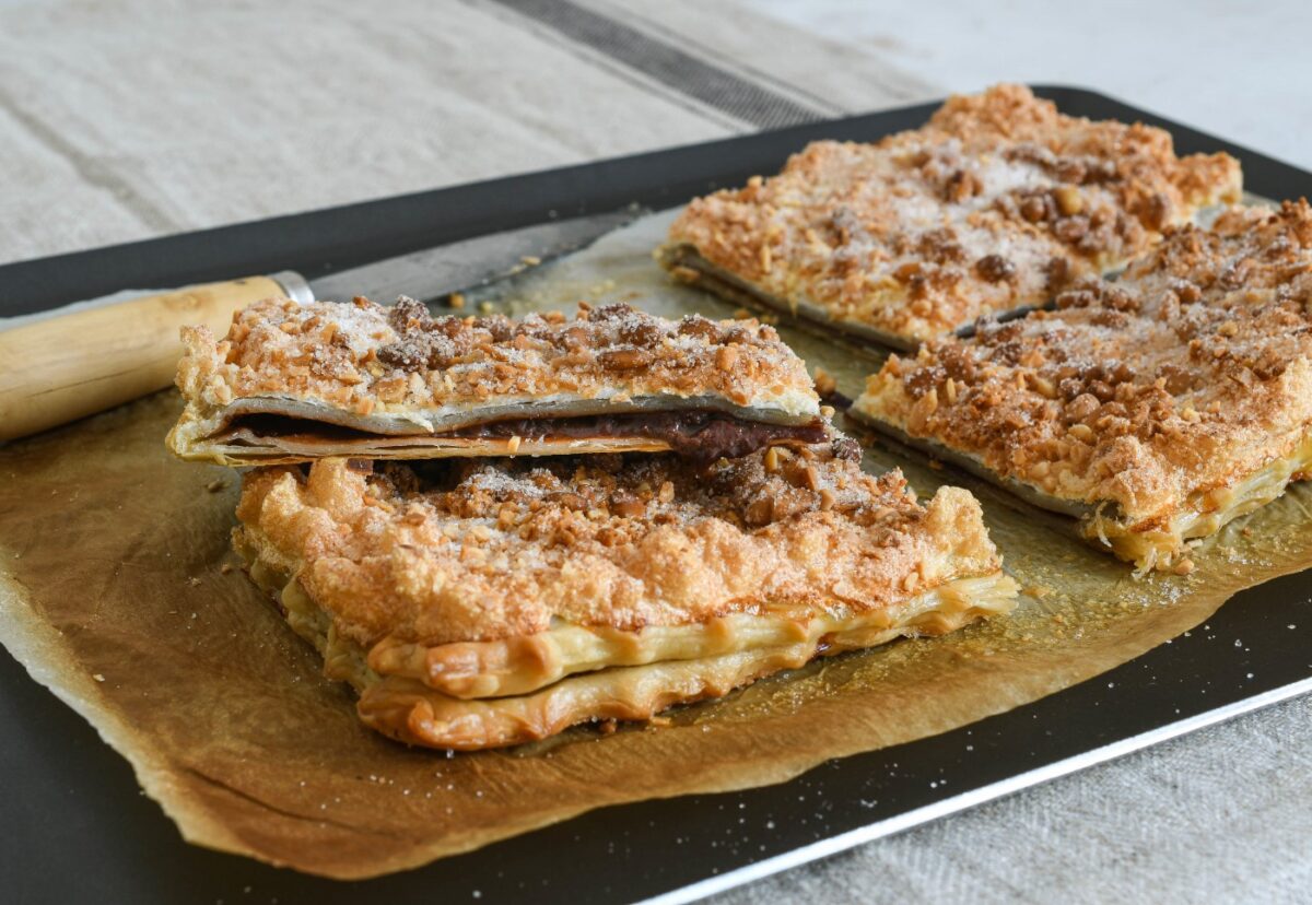 Coca de Llavaneres rellena de chocolate. Postre catalán delicioso