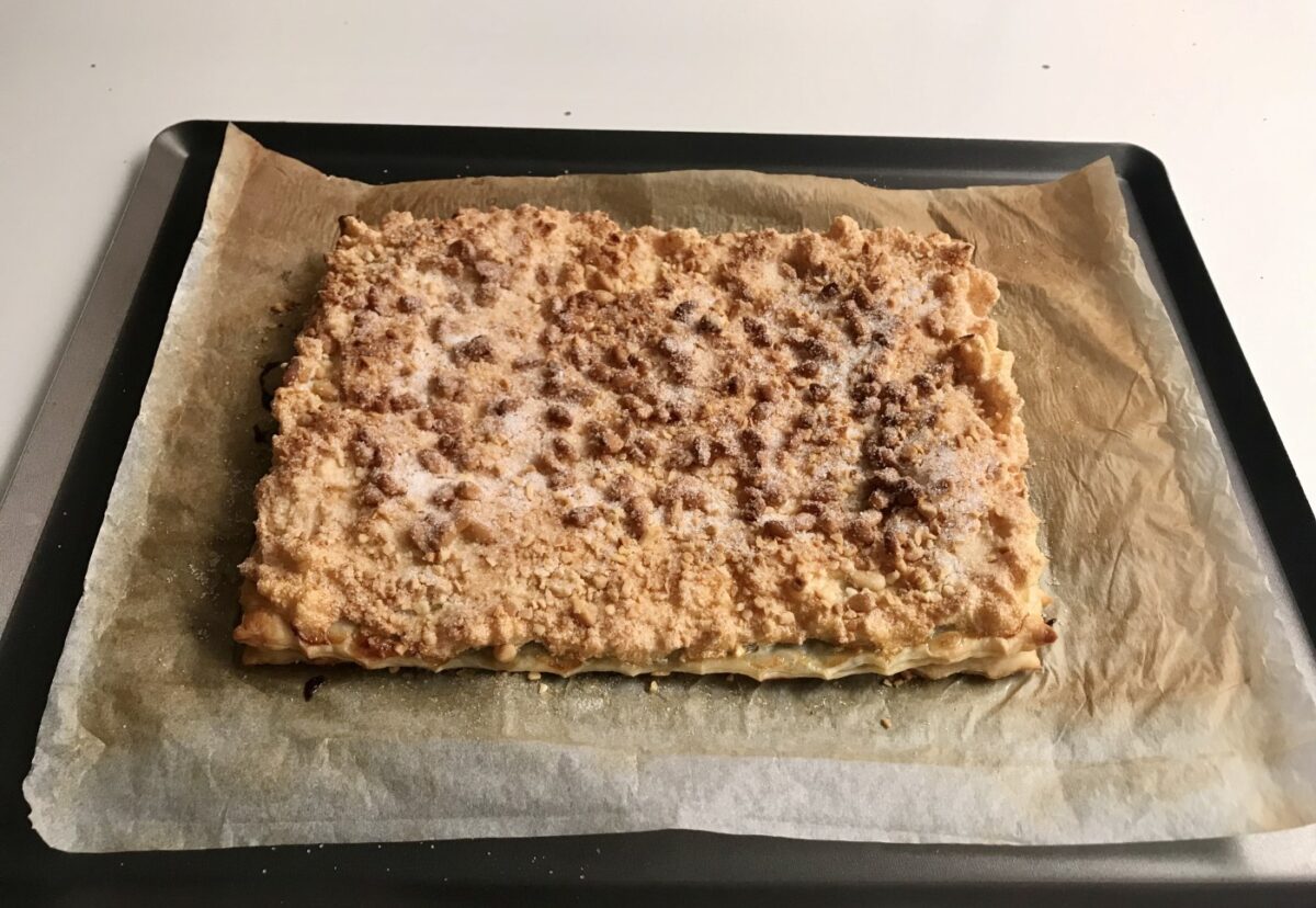 Coca de Llavaneres rellena de chocolate. Postre catalán delicioso