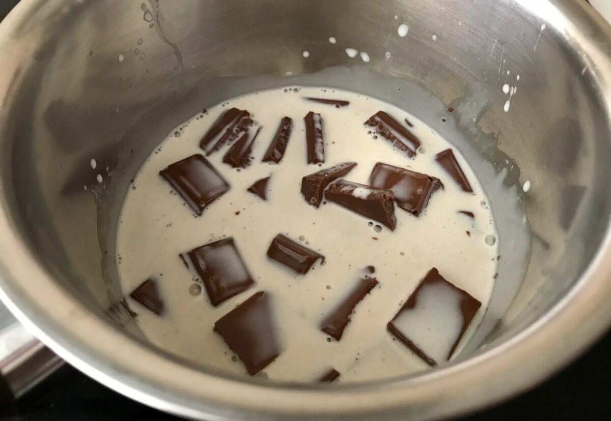Coca de Llavaneres rellena de chocolate. Postre catalán delicioso