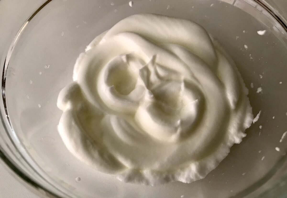 Coca de Llavaneres rellena de chocolate. Postre catalán delicioso