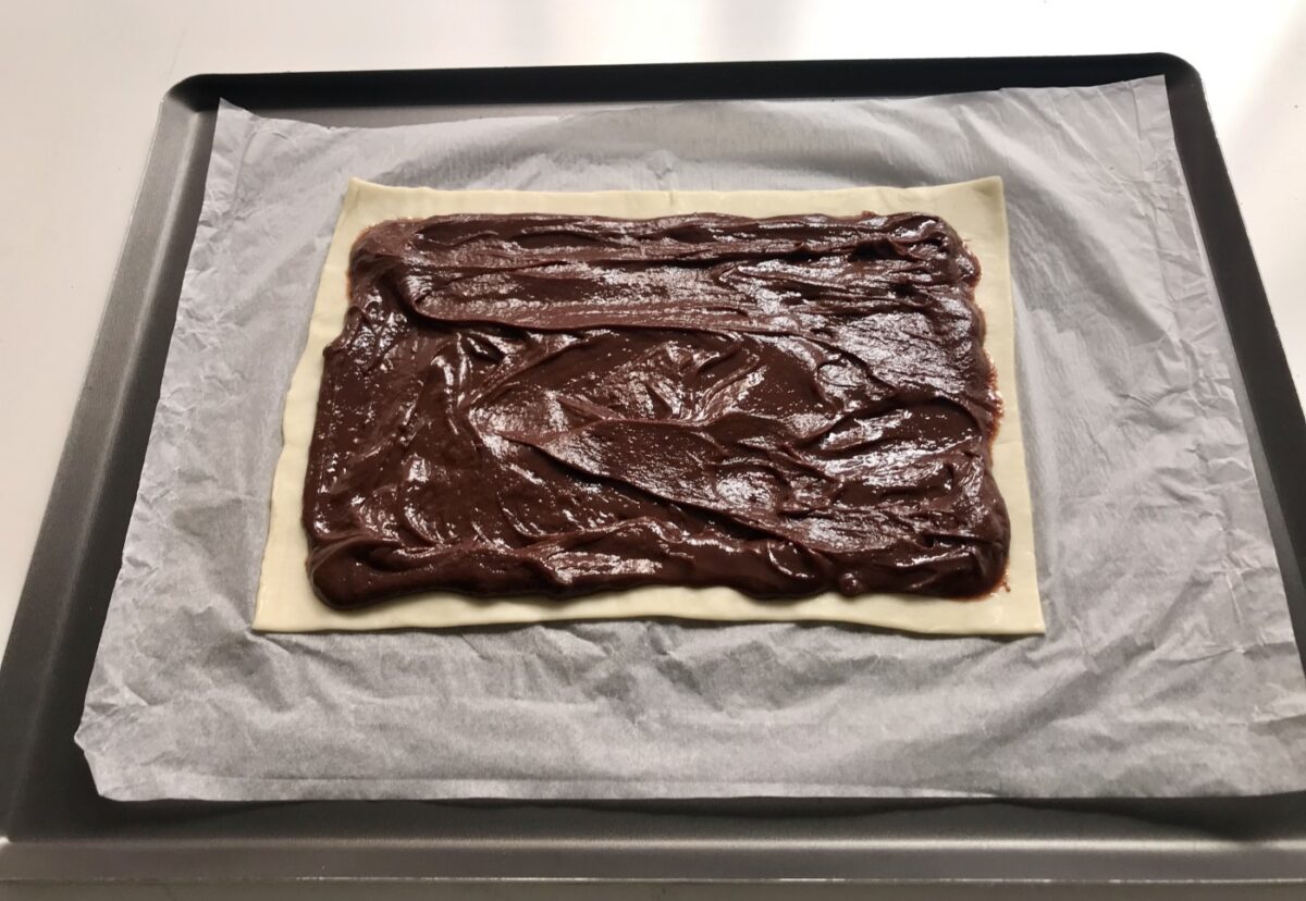 Coca de Llavaneres rellena de chocolate. Postre catalán delicioso
