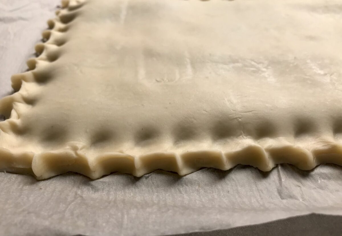 Coca de Llavaneres rellena de chocolate. Postre catalán delicioso
