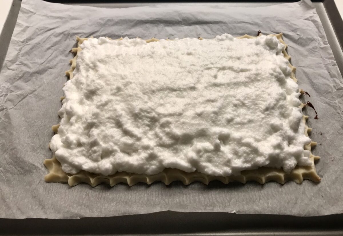 Coca de Llavaneres rellena de chocolate. Postre catalán delicioso