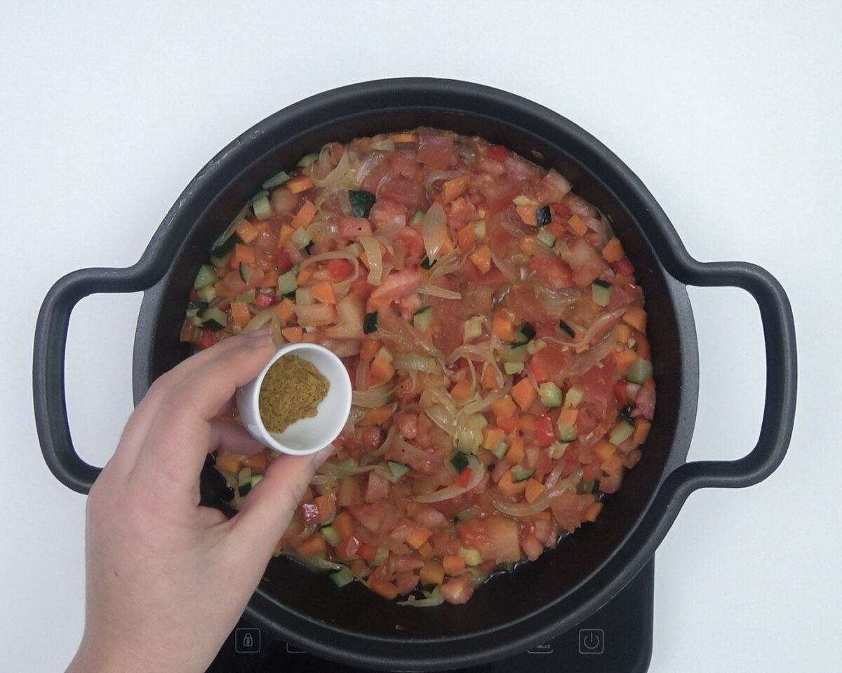 Espaguetis o spaghetti con verduras y langostinos al curry