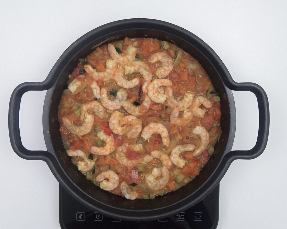 Espaguetis o spaghetti con verduras y langostinos al curry