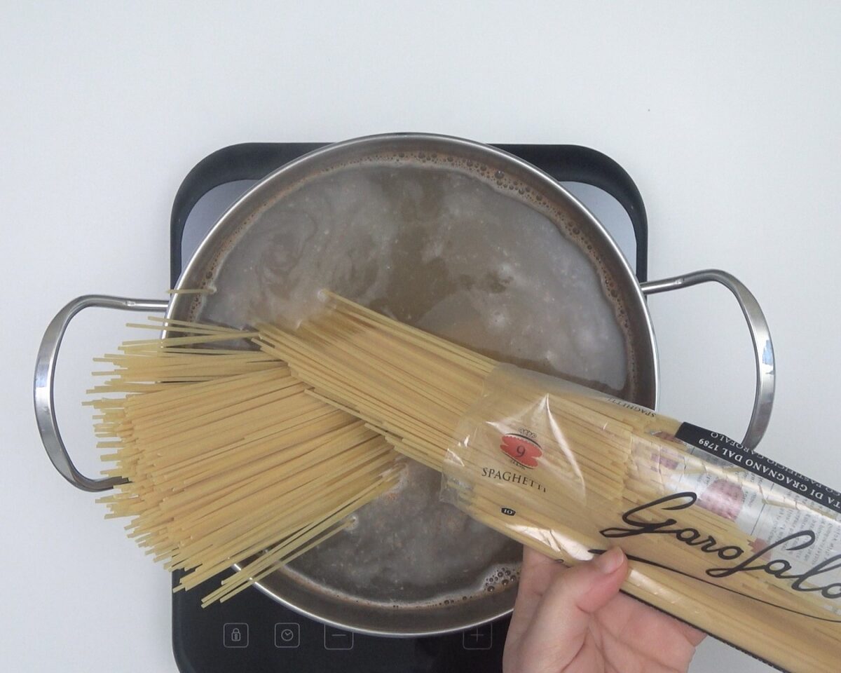 Espaguetis o spaghetti con verduras y langostinos al curry