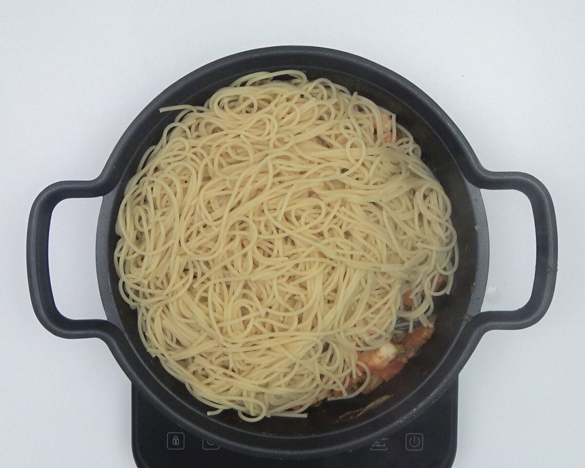Espaguetis o spaghetti con verduras y langostinos al curry