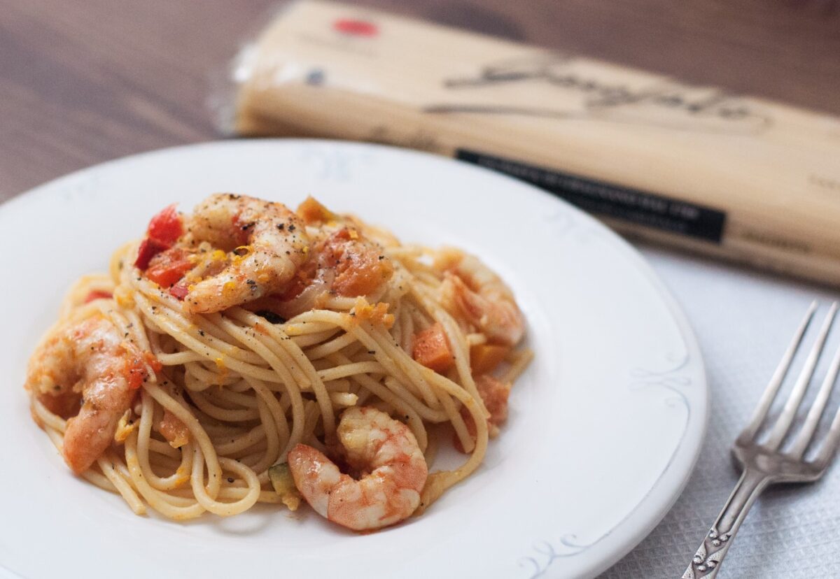 Espaguetis o spaghetti con verduras y langostinos al curry