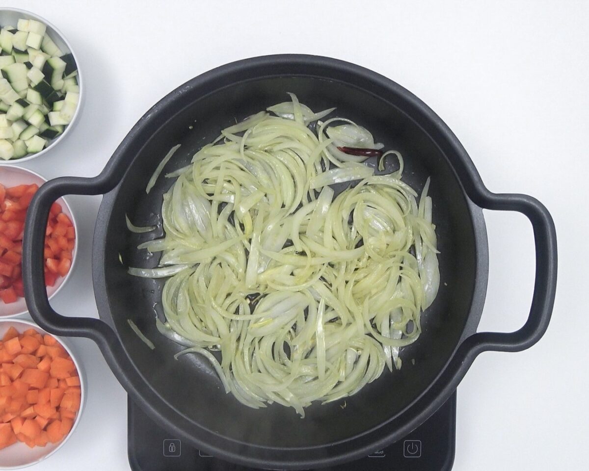 Espaguetis o spaghetti con verduras y langostinos al curry