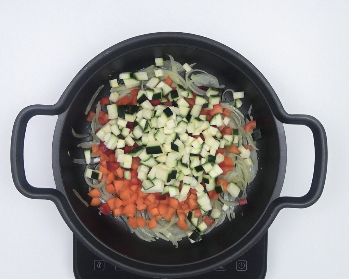 Espaguetis o spaghetti con verduras y langostinos al curry