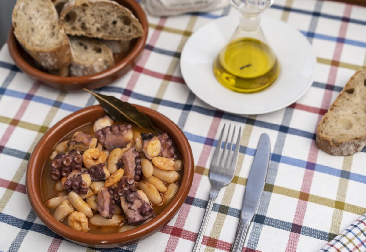 Fabas de Lourenzá con pulpo y langostinos
