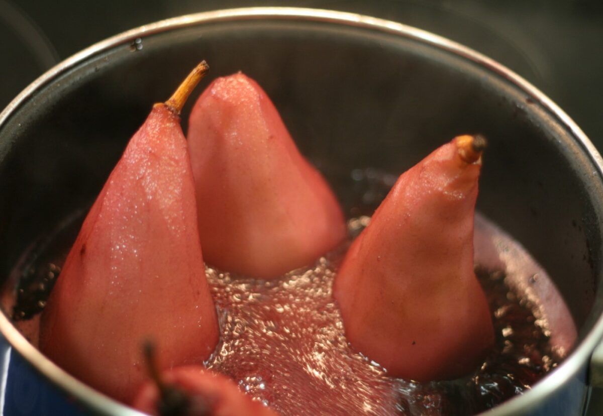Peras al vino tinto con canela. Receta tradicional