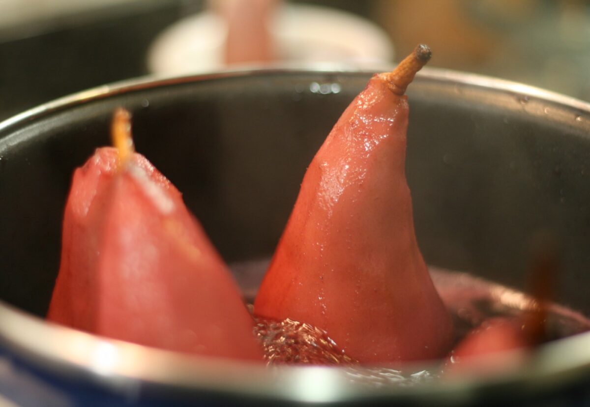 Peras al vino tinto con canela. Receta tradicional