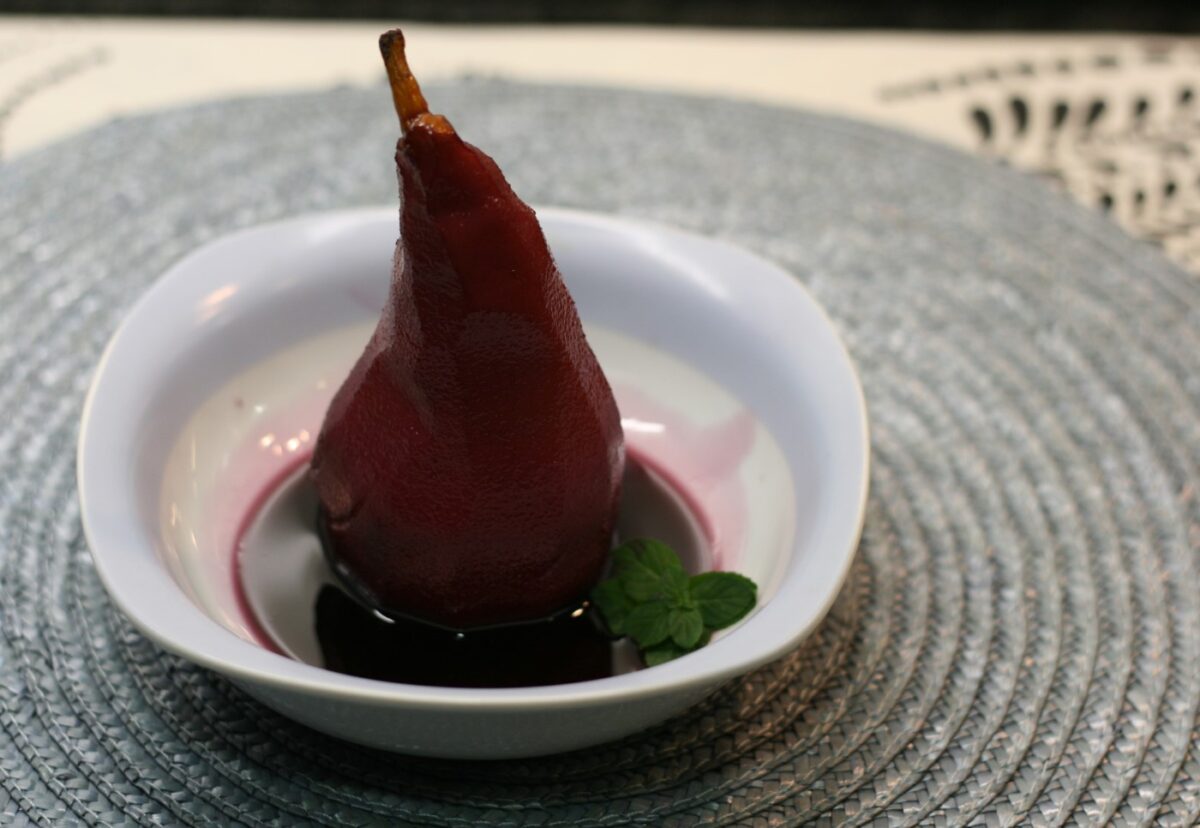 Peras al vino tinto con canela. Receta tradicional
