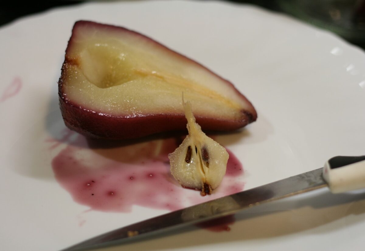 Peras al vino tinto con canela. Receta tradicional