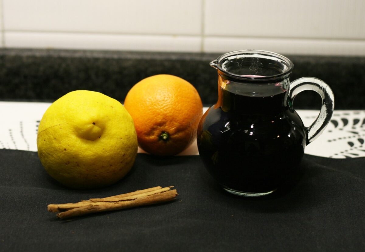 Peras al vino tinto con canela. Receta tradicional