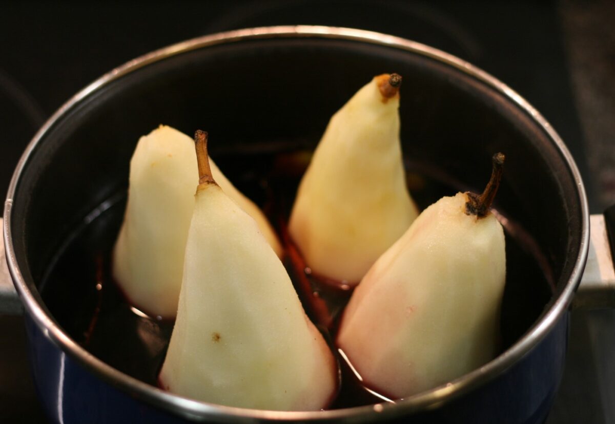 Peras al vino tinto con canela. Receta tradicional