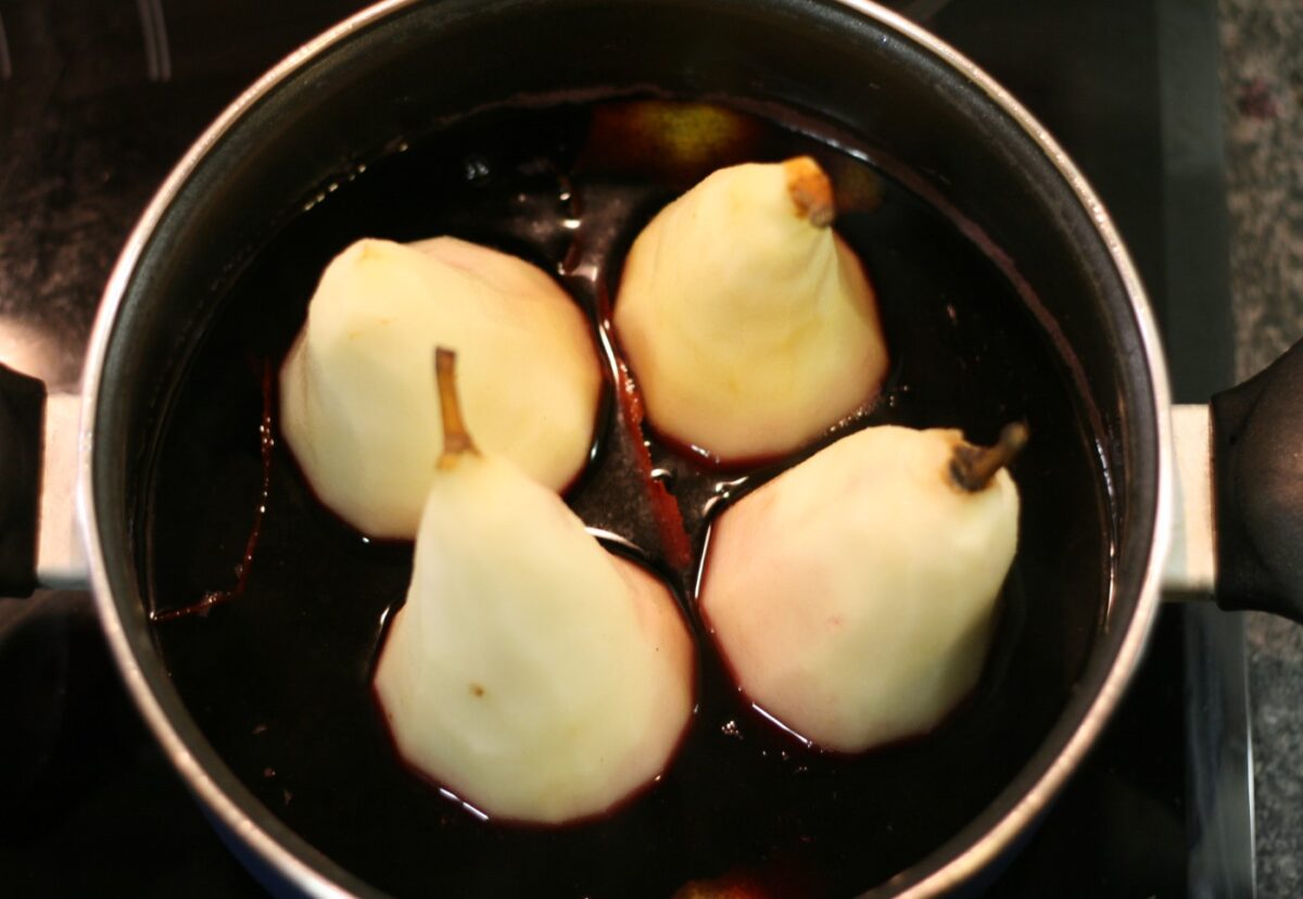 Peras al vino tinto con canela. Receta tradicional