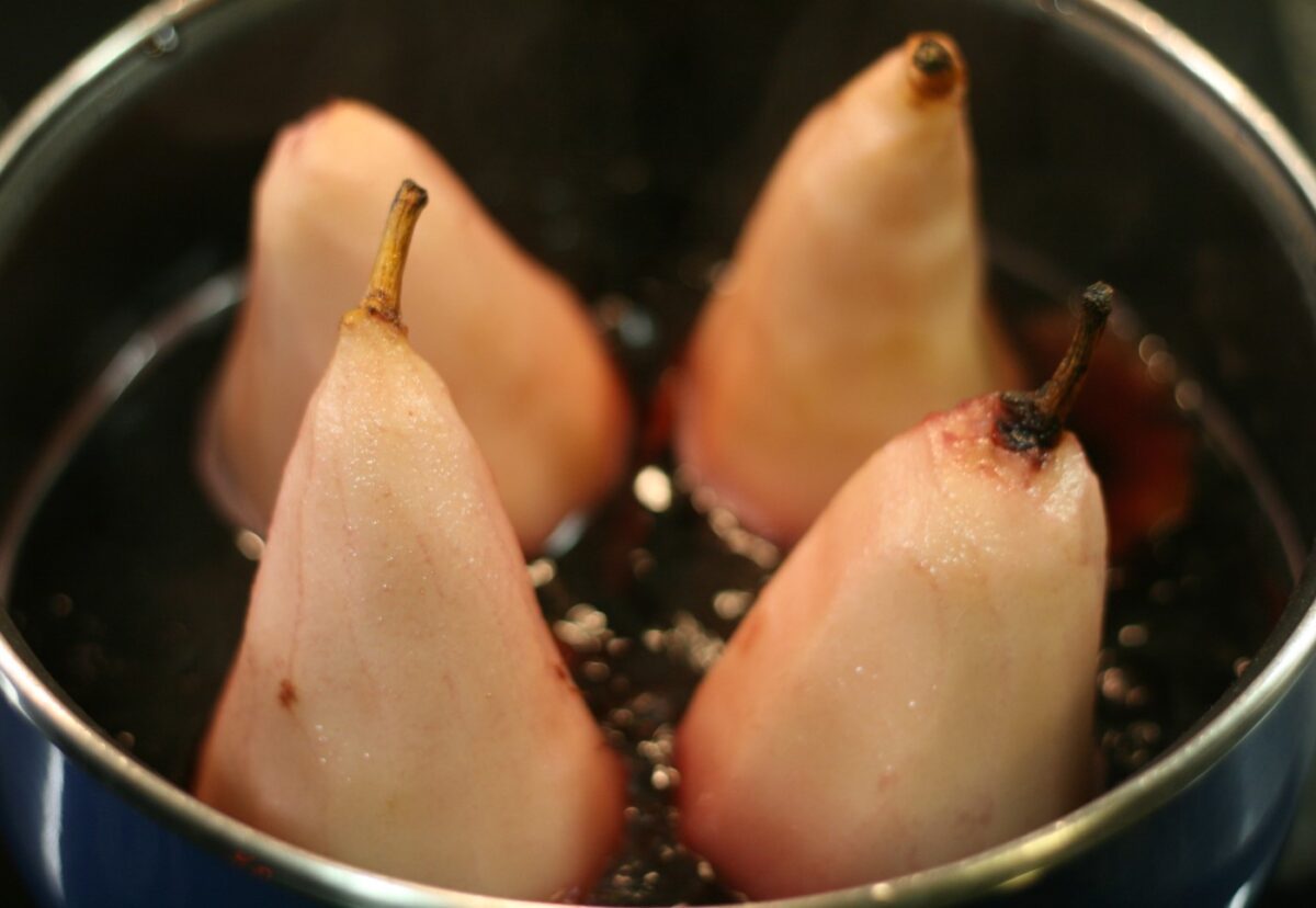 Peras al vino tinto con canela. Receta tradicional