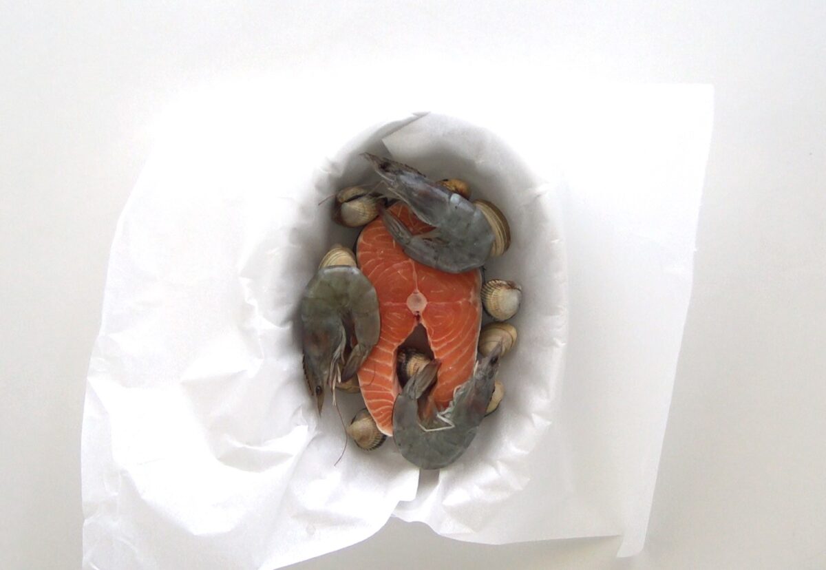 Salmón y mariscos en papillote