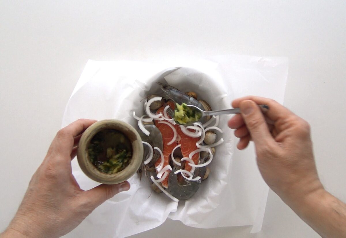 Salmón y mariscos en papillote