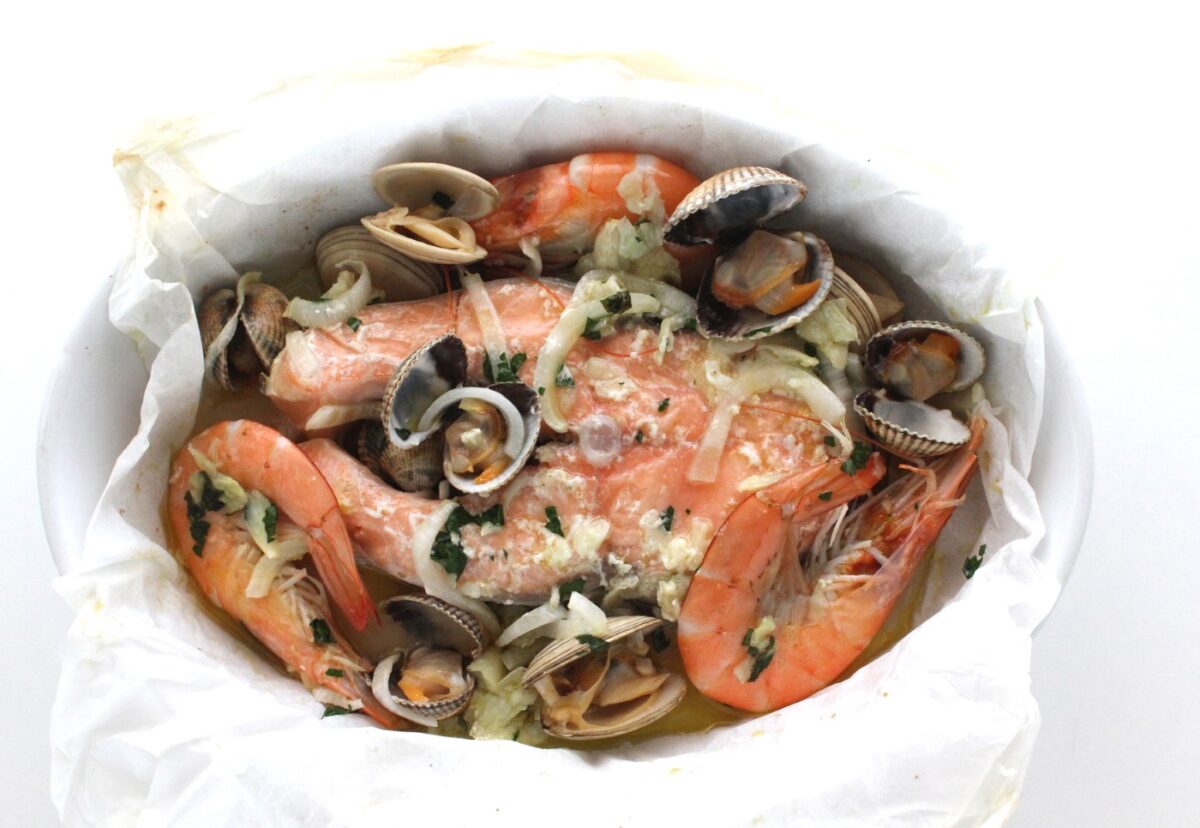 Salmón y mariscos en papillote