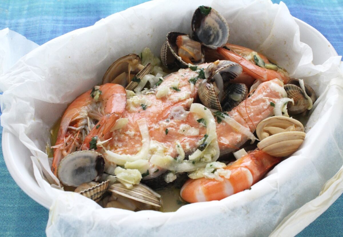 Salmón y mariscos en papillote