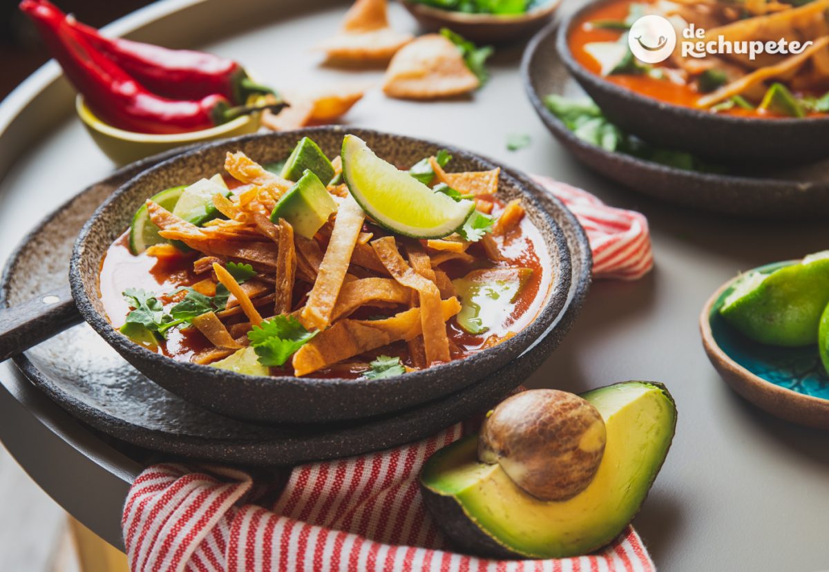 Sopa de tortilla o sopa Azteca. Receta tradicional mexicana