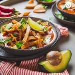 Sopa de tortilla o sopa Azteca. Receta tradicional mexicana