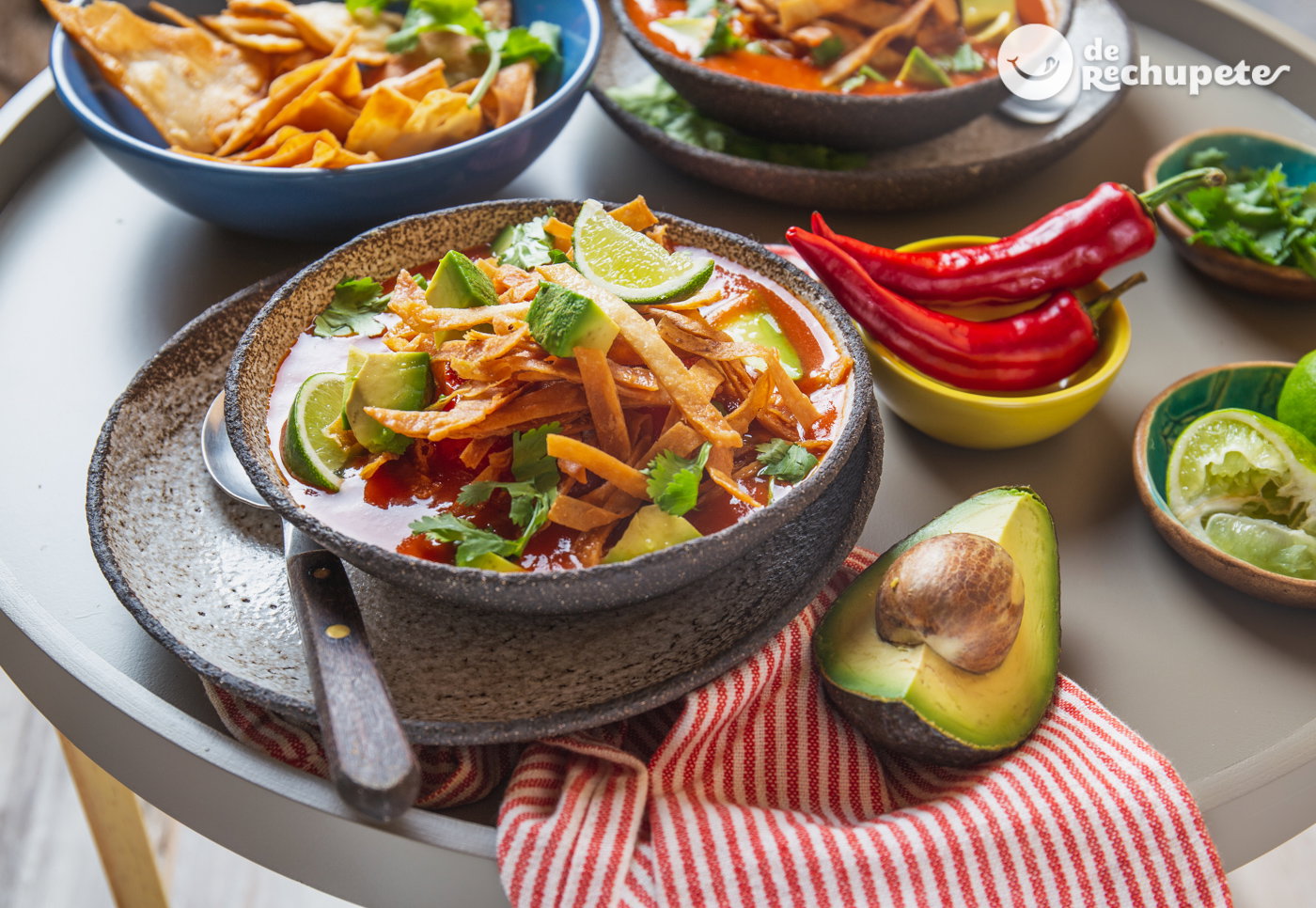 Sopa de tortilla o sopa Azteca. Receta tradicional mexicana