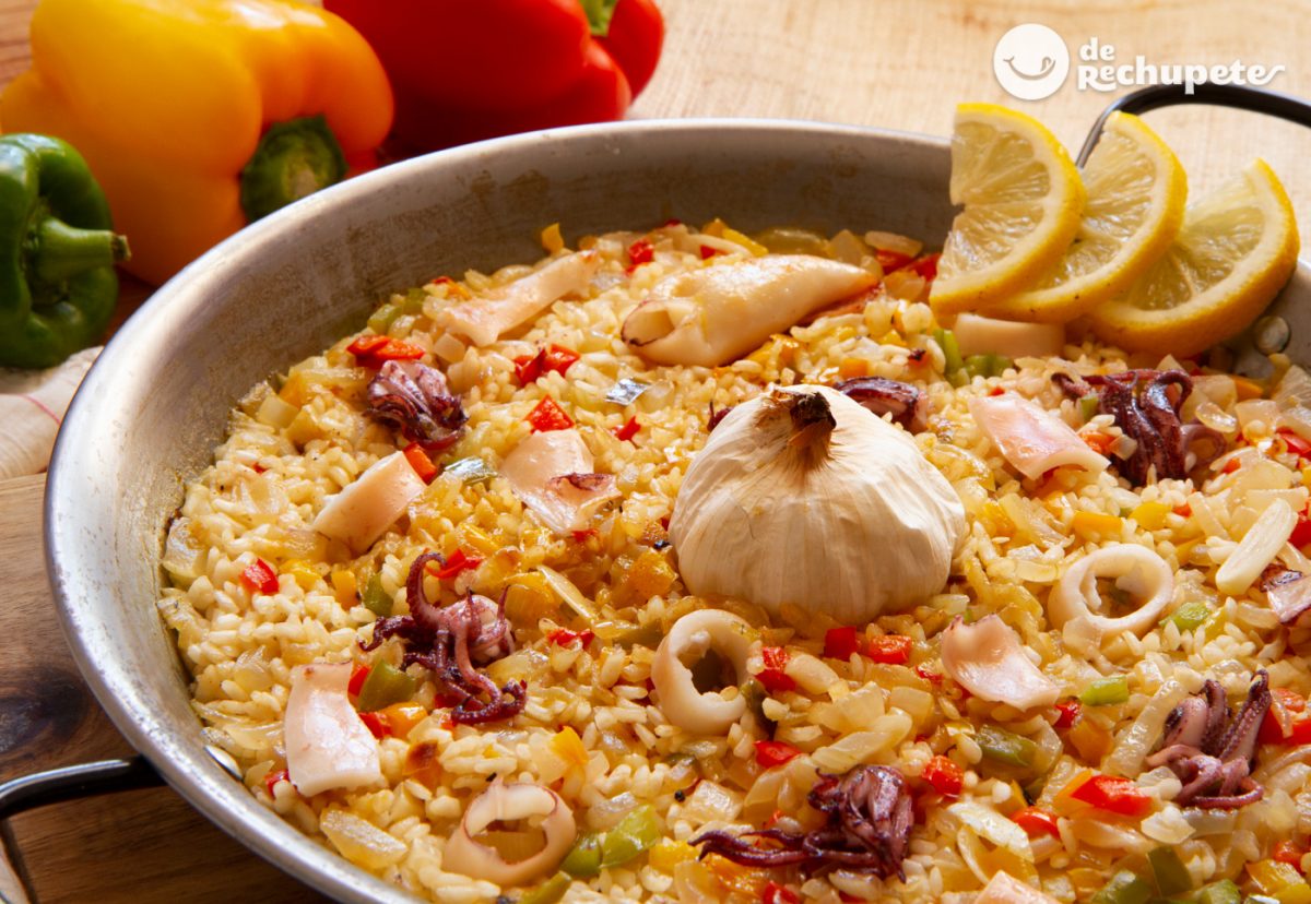 Arroz con gambas y chipirones en paella. Receta fácil y marinera