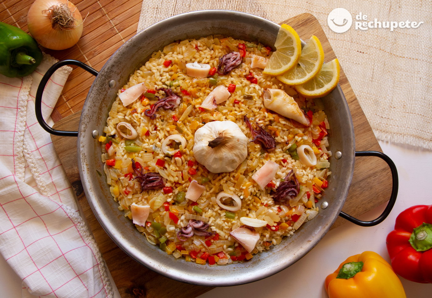 Arroz con gambas y chipirones en paella. Receta fácil y marinera