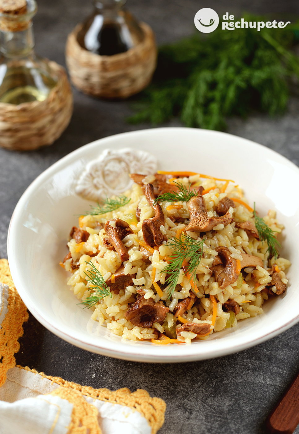 Arroz con rebozuelos y espárragos. Arroz vegetariano con setas