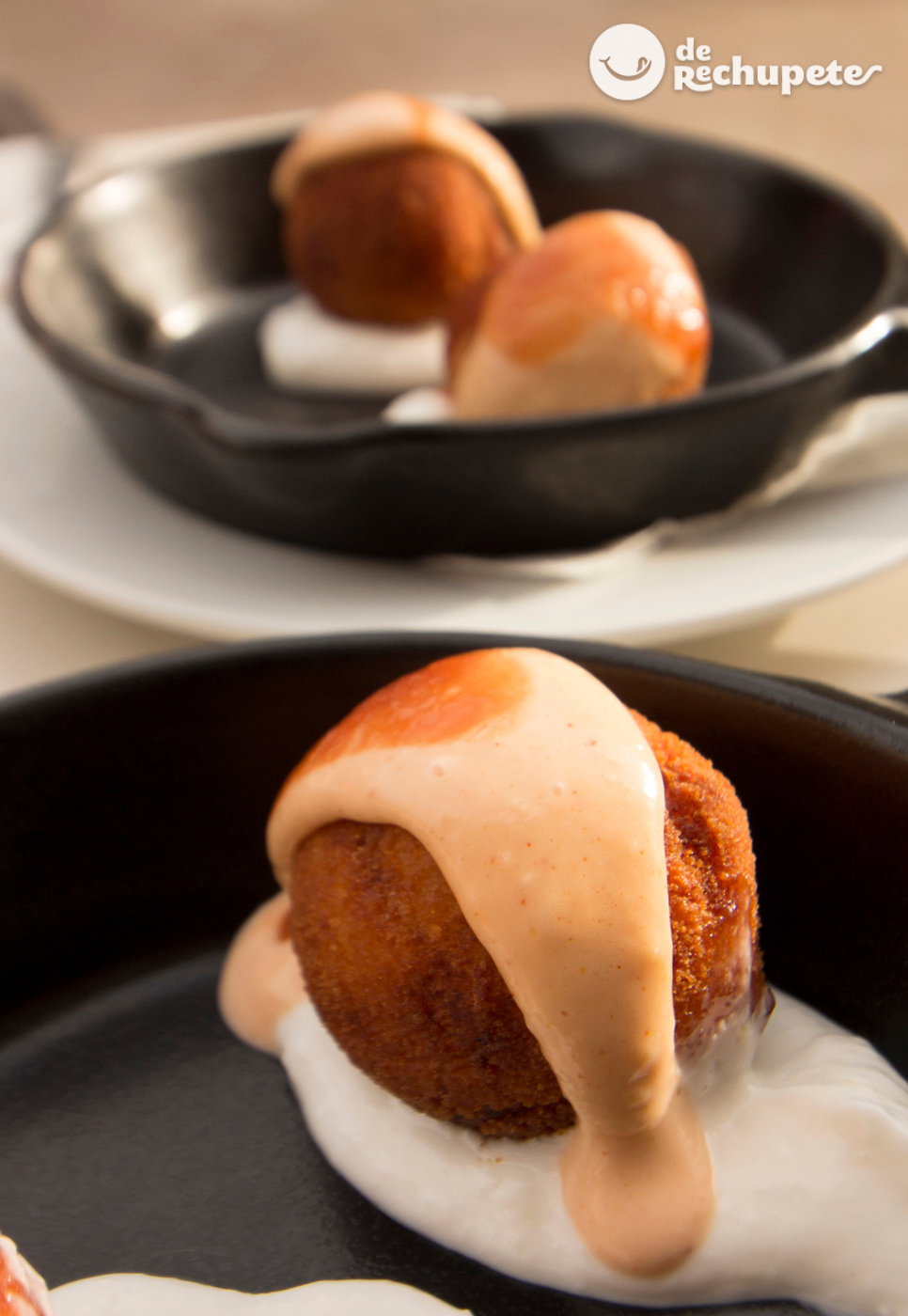 Bombas de patatas y carne de La Cova Fumada al estilo de la Barceloneta