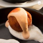 Bombas de patatas y carne de La Cova Fumada al estilo de la Barceloneta