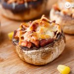 Champiñones rellenos de jamón y queso al horno. Receta fácil y barata