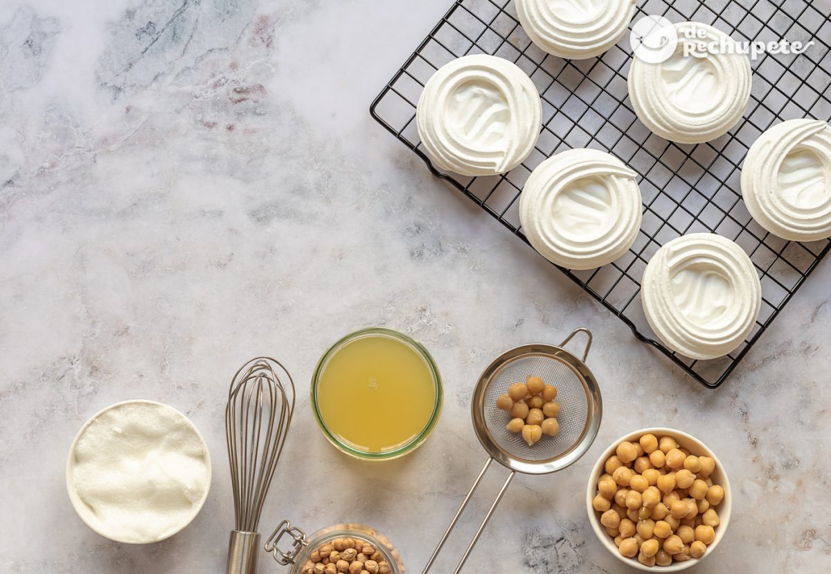 Merengue vegano casero con agua de aquafaba. ¿Cómo hornear y hacer galletas de merengue?