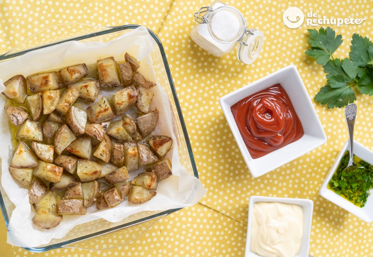 Patatas asadas en el horno. Receta tradicional de guarnición