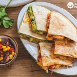 Cómo hacer quesadillas de pollo y queso. recetas, con aguacate y con verduras