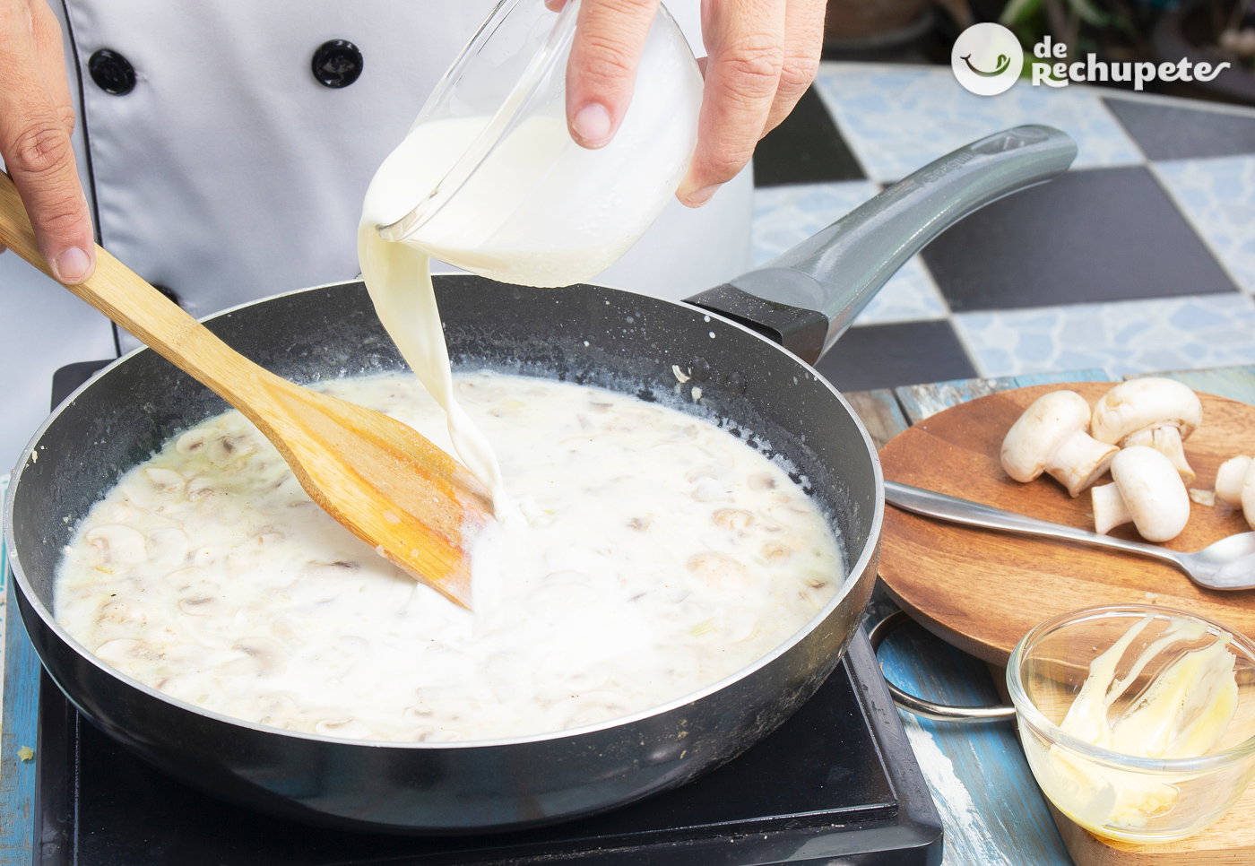 Macarrones con salsa de nata, queso Grana Padano y champiñones. Receta fácil y sabrosa