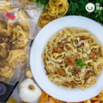 Tallarines salteados con setas al ajillo