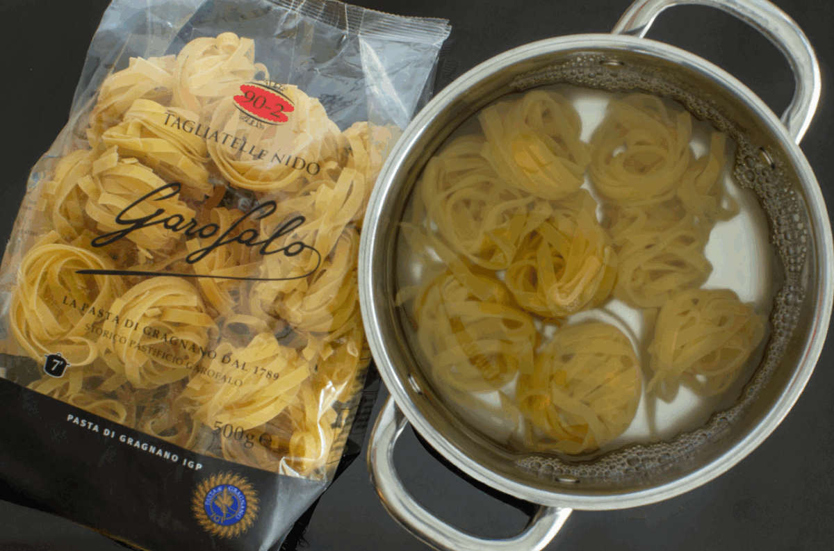 Tallarines salteados con setas al ajillo